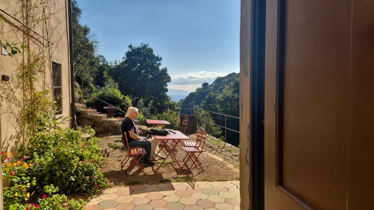 La terrazza dell’Eremo affacciata sul verde