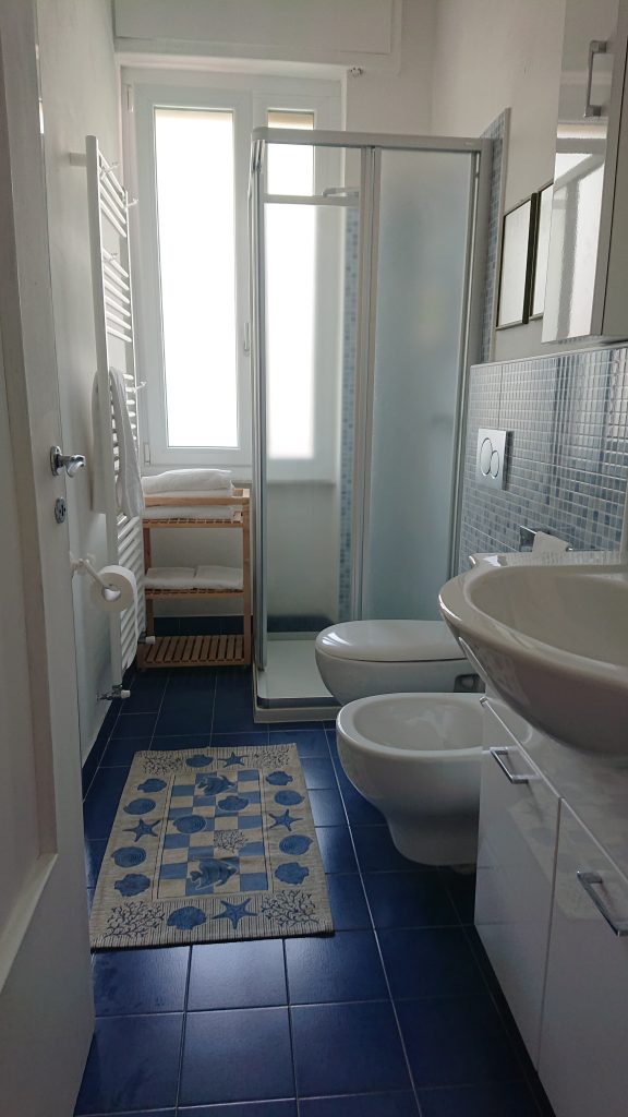 Il bagno con doccia