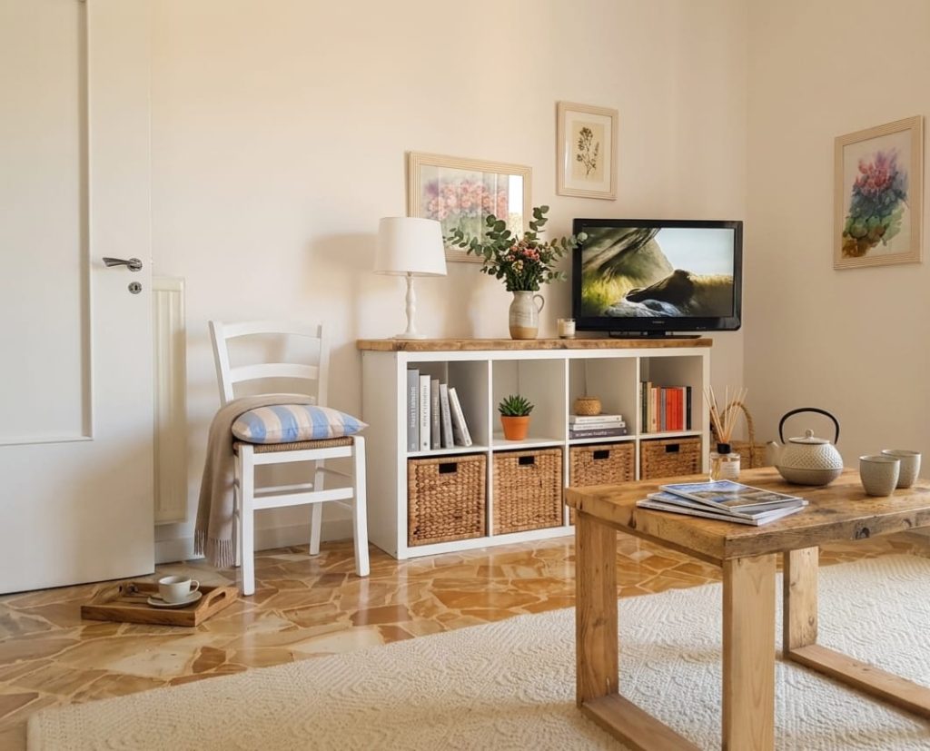Il soggiorno con televisione e angolo lettura