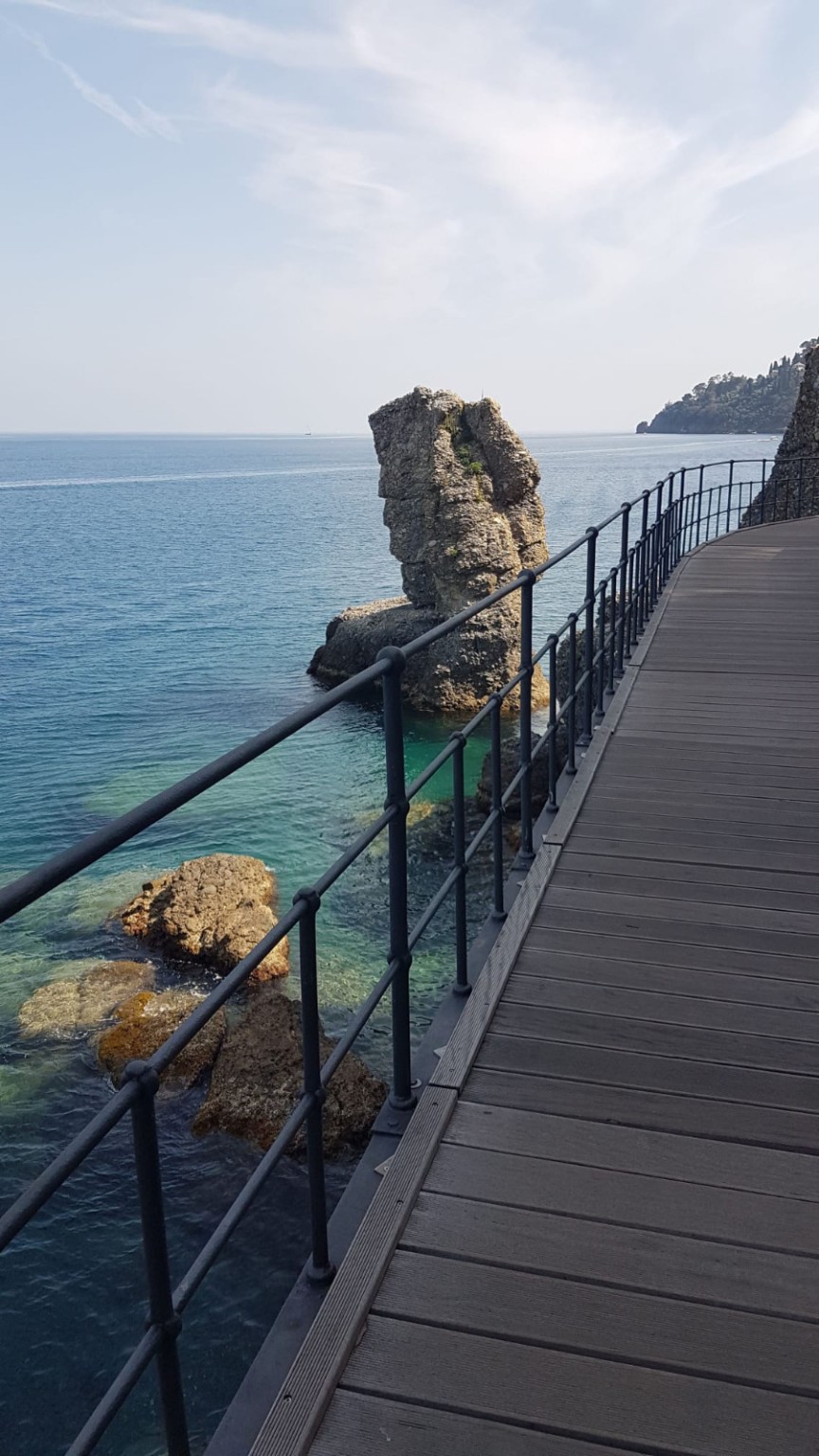 Passerella sul mare lungo la passeggiata