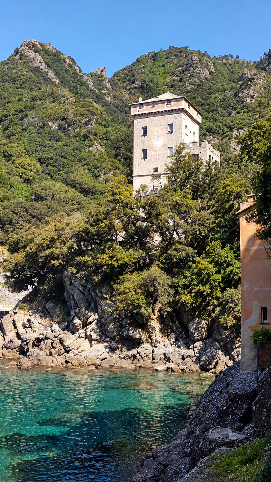 La torre di San Fruttuoso vista dal sentiero