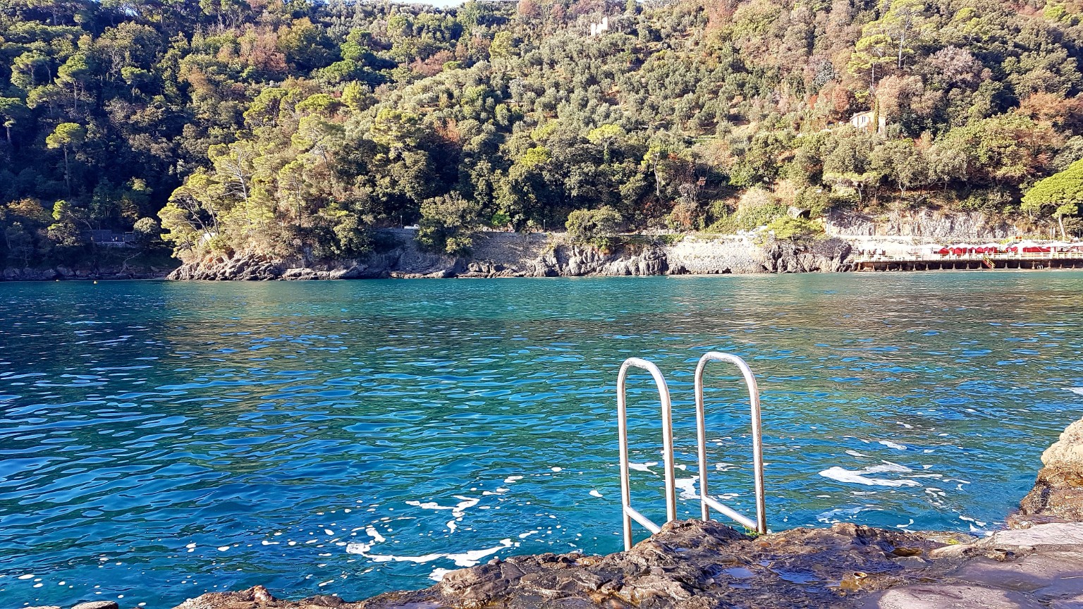 Scaletta che permette di entrare in mare nella baia di Paraggi